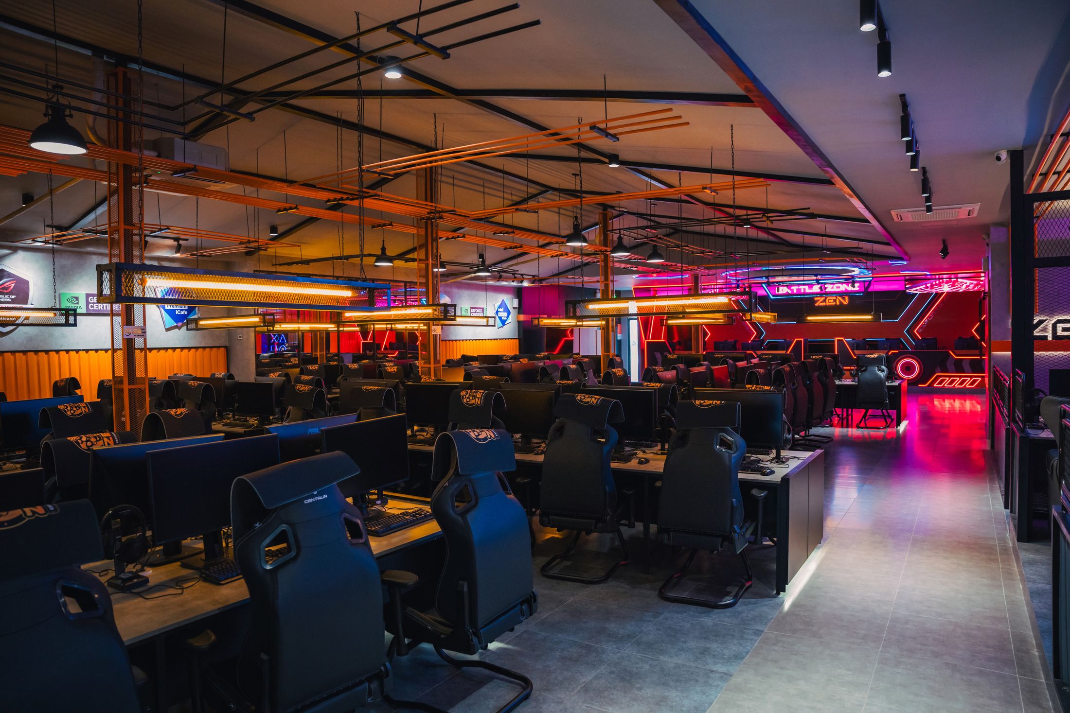 Không gian cyber game hoàn thiện với hệ thống máy và ánh sáng cam